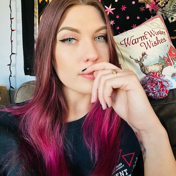 Meet your Posher, Kaitlin - Picture 4 of 4